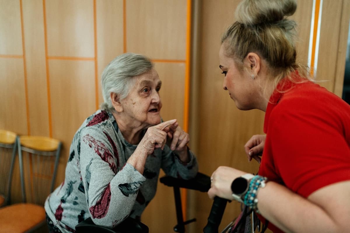 Jak wybrać opiekuna seniora? Praktyczny przewodnik dla rodzin
